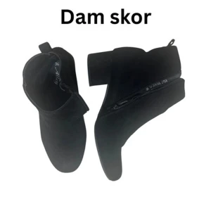 Svarta mockaboots med klack - Snygga svarta boots i mocka-look från Allway, storlek 36. Skorna har rund tå, låg klack och dragkedja på sidan för enkel påtagning. Perfekta för dig som gillar stilrena och klassiska boots med en modern touch.