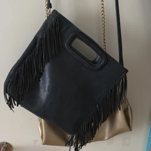 En sååååå snygg mörkblå majeväska!!!! - Mörkblå majeväska köpt för ca ett år sedan, säljer denna då den inte kommer till användning längre. Sååå snygg och går till så många outfits!!! Kan sälja för mindre om snabb affär! 