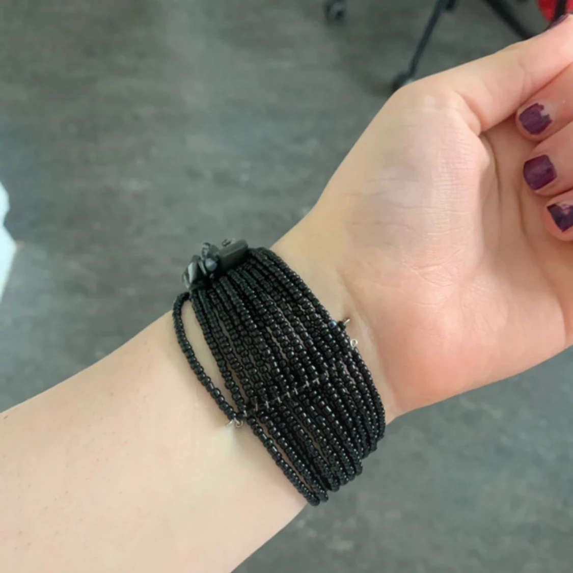 Svart pärlarmband med stenar - 1