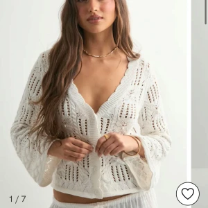 Vit stickad kofta med v-ringning - Säljer min helt oanvända kofta från nelly i storlek S med prislappen kvar då de inte var min klädstil. nypris 600kr (419kr) med rea på nellys hemsida men säljer min för 350kr! skriv för fler bilder på tröjan! 💕