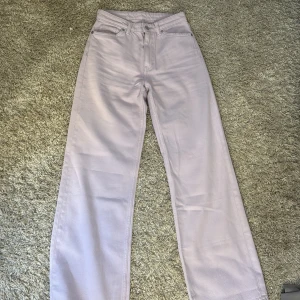 Ljusrosa raka jeans från Monki - Säljer ett par ljusrosa jeans från Monki med raka ben och klassisk femficksdesign. Byxorna har hög midja. Aldrig använda 