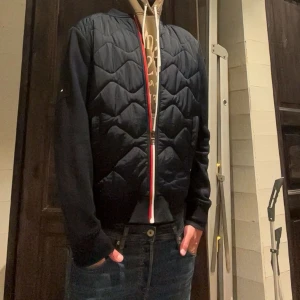 Tommy Hilfiger Cardigan - Säljer nu denna feta cardigan för endast 750kr. Nypris 2 500 Inget fel på den. det vill säga inga hål, inga fläckar o.s.v Knappt använt den Köpt på NK i stockholm  .perfekt nu till hösten