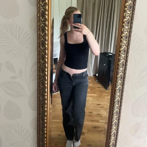 Svarta jeans lågmidjade straight  - Svarta jeans med låg midja. Säljer då de är för små. Använda ca 3 ggr så i nyskick. Nypris 499 kr. Hör av dig om du har några frågor, pris går att diskutera🫶