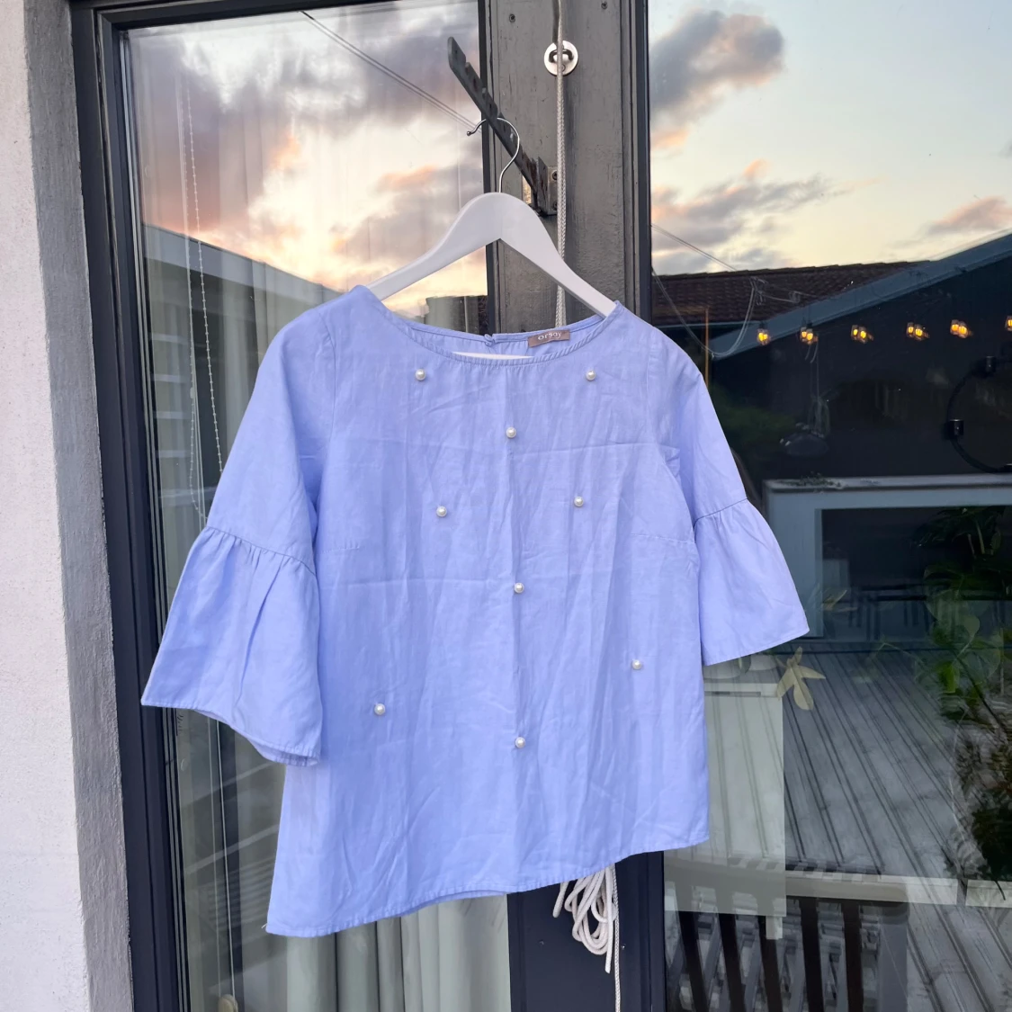 Ljusblå blus med pärlor från Orsay