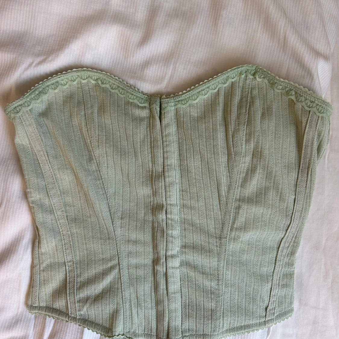 Ljusgrön korsett med spetskant