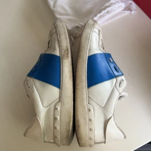 Valentino opens - Schysst valentino opens som ja säljer då jag tröttnat lite på dem. Storlek 43 o allt på bilderna ingår. Lite slitna och har lossnat lite där fram men enkel fix.