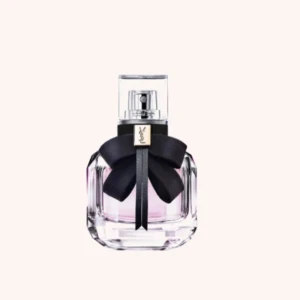 YSL Mon Paris Eau de Parfum - YSL Mon Paris är en lyxig parfym i en elegant, transparent glasflaska. Perfekt för dig som gillar exklusiva och feminina dofter. Flaskan är 30 ml men ungefär halva kvar. Köptes 2023 men tyvärr inte kommit till användning så ofta då jag har andra som passar mig bättre. 