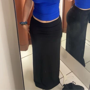 Svart kjol från Gina Tricot - Säljer nu denna vackra kjol från Gina Tricot. Kjolen är svart och har resor i midjan. Storlek S endast använd ett fåtal gånger. Jag är nästan 160 och den är lång på mig.  Hör av er vid funderingar och fler bilder 🩷kan gå med i pris vid snabb affär!!!