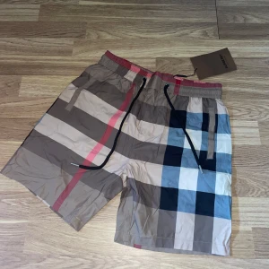 Burberry shorts - Hej, säljer ett par nya och oanvända burberryshorts. Dem är perfekt för sommaren. Shortsen kommer med fickor på sidorna och har skönt material. Skriv gärna om ni har funderingar.