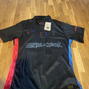 FC Barcelona Lamine Yamal Tröja - Snygg svart FC Barcelona tröja med Lamine Yamal, 19 på ryggen. Barcelona X Travis scott. Storlek L men passar mer som M, säljer såhär billigt pga att den passade inte mig i storleken