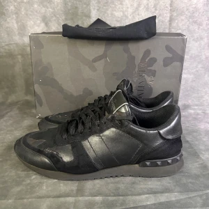 Valentino rockrunners  - Mycket fint skick | Size 42,5 men passar mer som 43  | box, dustbag och valentino kort medföljer | fraktar spårbart inom 24 timmar |  för att köpa klicka ” köp nu” | vid frågor skriv ett meddelande |