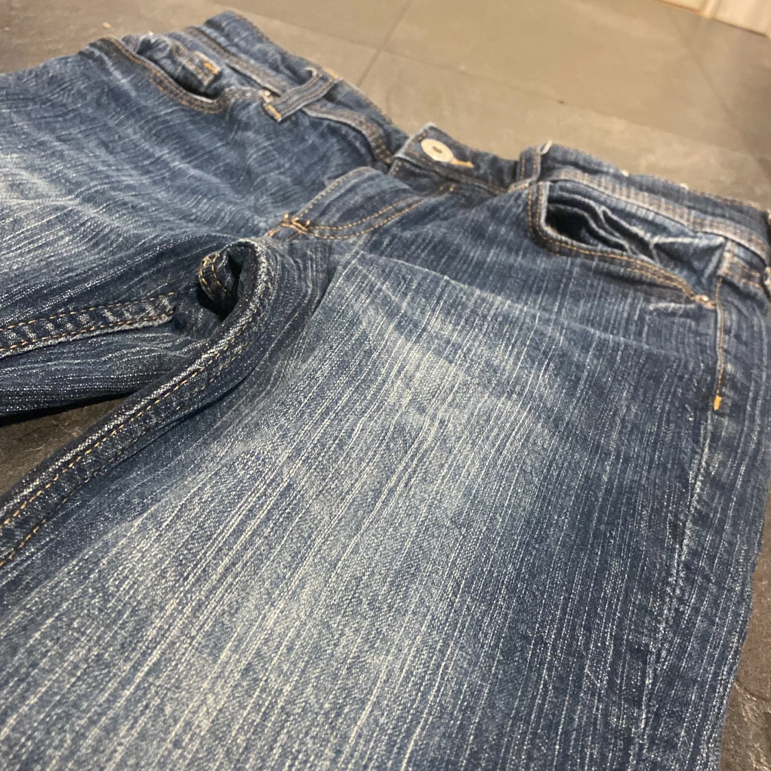 Blå bootcut jeans med slitningar - 2