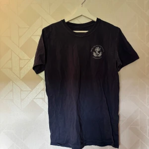 Svart t-shirt Östra Reals Gymnasium - Svart t-shirt med tryck av Östra Reals Gymnasium Stockholm på bröstet. Klassisk rund hals och korta ärmar. Skön och enkel modell i bomull, perfekt för dig som vill representera skolan med stil.