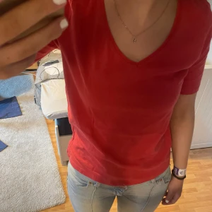 Röd v-ringad t-shirt från Indiska - Säljer en röd t-shirt från Indiska i storlek XS. T-shirten har v-ringning och korta ärmar. Endast använd några gånger 💕 bara skriva om ni har frågor 