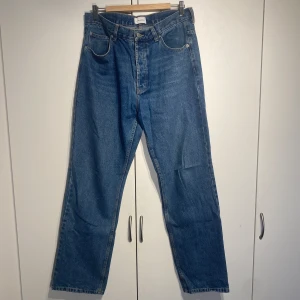 Blå raka jeans från Studio Total - Klassiska blå jeans från Studio Total med rak och avslappnad passform och fem fickor. Jeansen har normal midja och är tillverkade i robust denim med snygg tvätt. Perfekta för dig som gillar en enkel och tidlös look. Storlek 33 och true to size. Sparsamt använda, fint skick 
