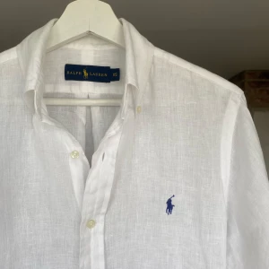 Ralph lauren linneskjorta - Säljer denna riktigt feta vita Ralph lauren 100% linneskjortan⭐️STORLEK = XS / SLIM FIT!🙌Skick : 9,5/10!🤝Hör av er om ni har funderingar!👍