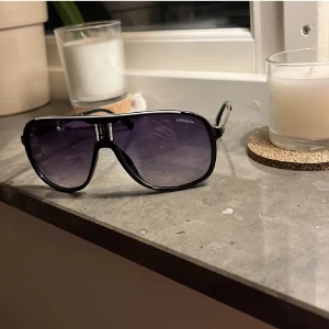 Svarta Carrera pilotbågar solglasögon - Snygga solglasögon från Carrera. Nypris cirka 1000kr MVH Ellen💕