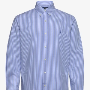 Blåvit randig skjorta från Polo Ralph Lauren - Klassisk skjorta från Polo Ralph Lauren i blåvitt randigt mönster och broderad logga på bröstet. Skjortan är köpt för 1800kr och näst intill aldrig använd. Skjortan är i storlek S och är skräddarsydd, perfekt för dig som är runt 170cm. Hör av dig vid frågor eller funderingar!