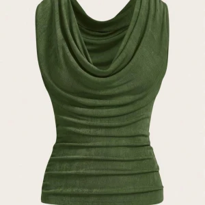 Olivgrön draperad linnetopp - Snygg olivgrön ärmlös linnetopp med draperad halsringning och figurnära passform. 