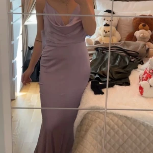 Ljuslila långklänning med rosett - Jättefin klänning med rosett baktill. Aldrig använd. Storlek 36/liten 38. Nypris 3000. 