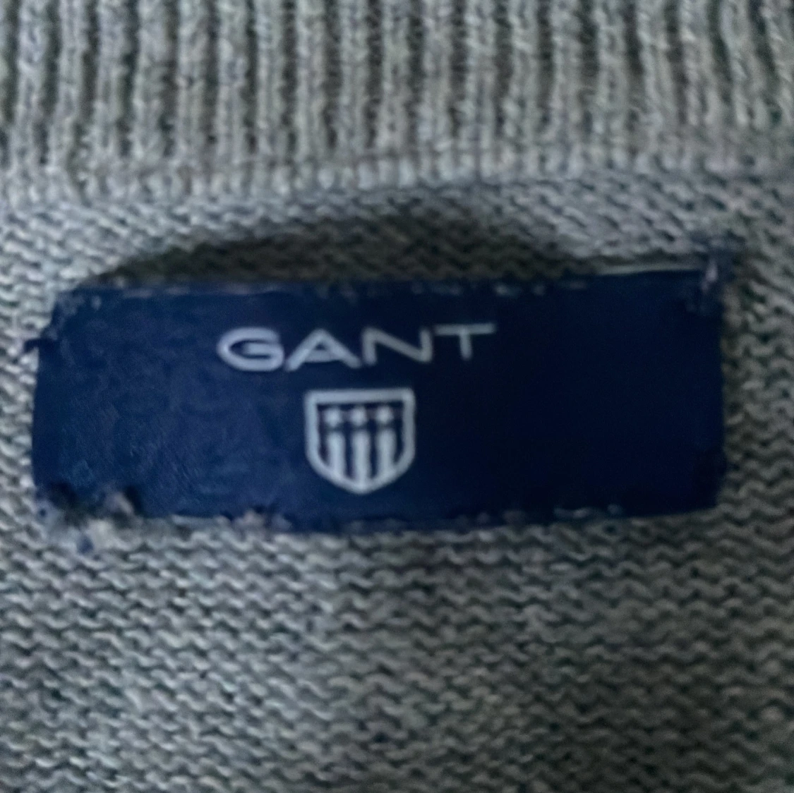 Grå GANT tröja med tryck - 1