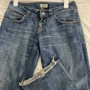 Blåa Tommy Hilfiger jeans  - Säljer mina Tommy hilfiger jeans då jag fått dem och de passar tyvärr inte. Super fina jeans och skulle tro det är en äldre modell. Jeansen är i W28 L34 men knappen är flyttad och benen är ändrade tror jag (kan skicka mått om de skulle viljas). Knappen går att flytta tbx! De har super fina fickor och små detaljer. Skriv gärna vid frågor eller prisförslag🩷