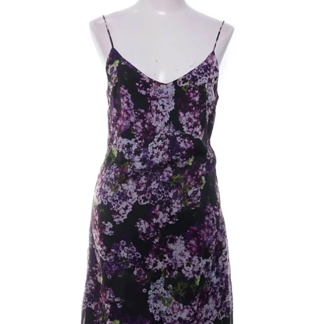 Lila blommig slipklänning gina tricot