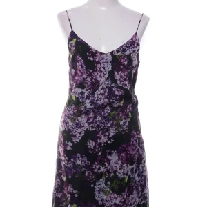 Lila blommig slipklänning gina tricot - Snygg lila och svart slipklänning med blommigt mönster och tunna axelband. Klänningen har en lätt v-ringning och är tillverkad i ett tunt, flowy material som ger en luftig känsla. Perfekt för dig som vill sticka ut med ett färgstarkt plagg.