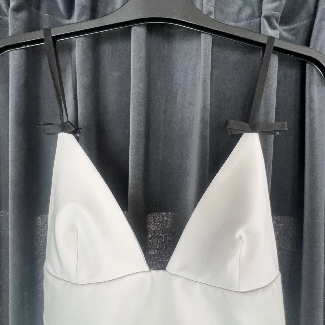 Vit kort klänning med svarta band - 1