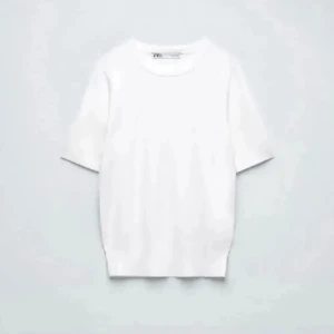 Vit stickad kortärmad tröja Zara - Vit stickad tröja från Zara med korta ärmar och rund hals. Modellen är lite croppad och har en tightare passform vid midjan. Storlek S men passar XXS-XS❤️ säljer även en likadan tröja i samma storlek fast i svart i min profil❣️