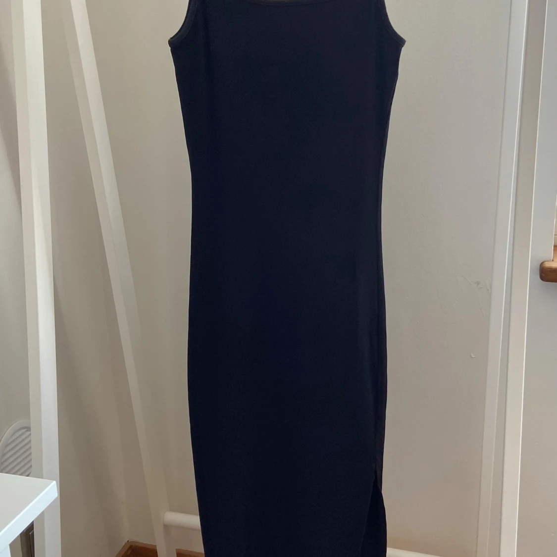 Marinblå långklänning från Amisu