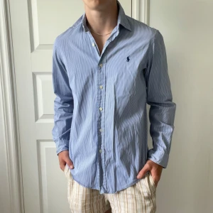 Ralph Lauren skjorta M - Modellen är 180,75 kg och bär M.  Inga defekter. Rekommenderar för 180,75 kg och uppåt. Kom med frågor!