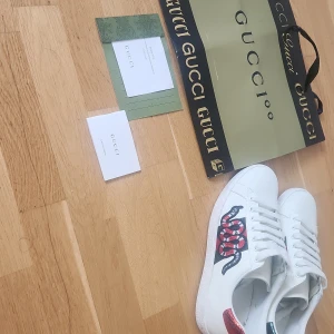 Gucci ace snake - Hej| säljer nu mina feta Gucci ace snake i bra skick till en dunder pris| skorna är i 8,7 skick och är jätte fina och rena nu till sommaren| De är jätte fräscha och snygga| Allt på bilden ingår|
