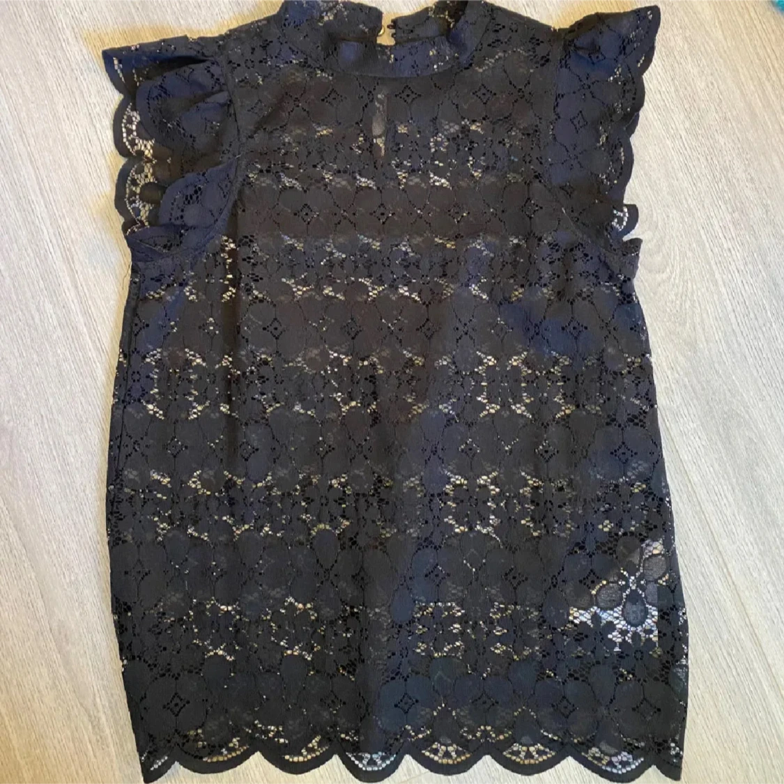 Svart spetsblus med volangärmar - 1