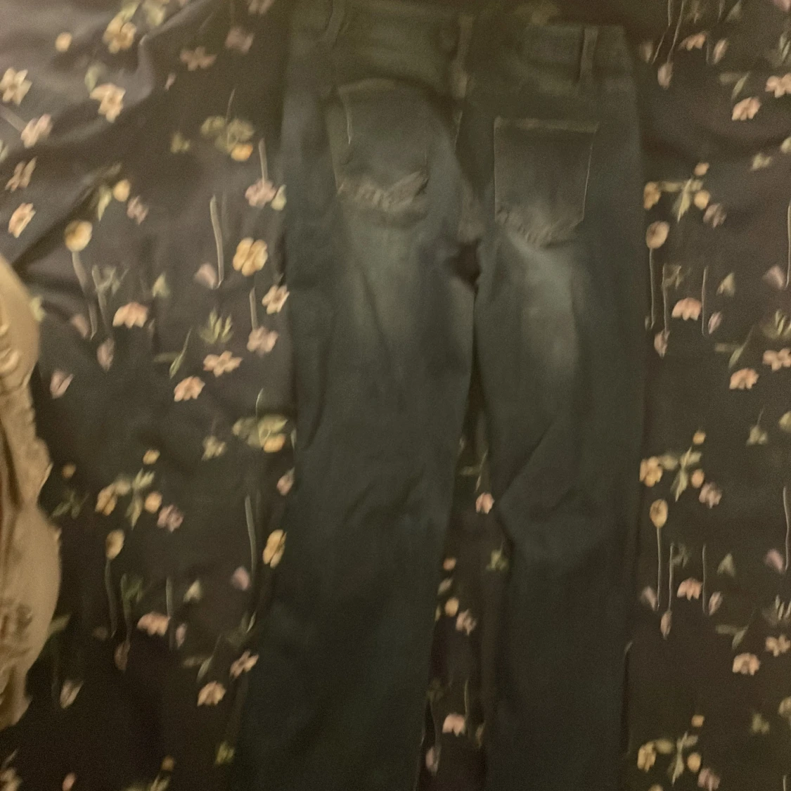 Mörkblå jeans med slitna benslut - 1