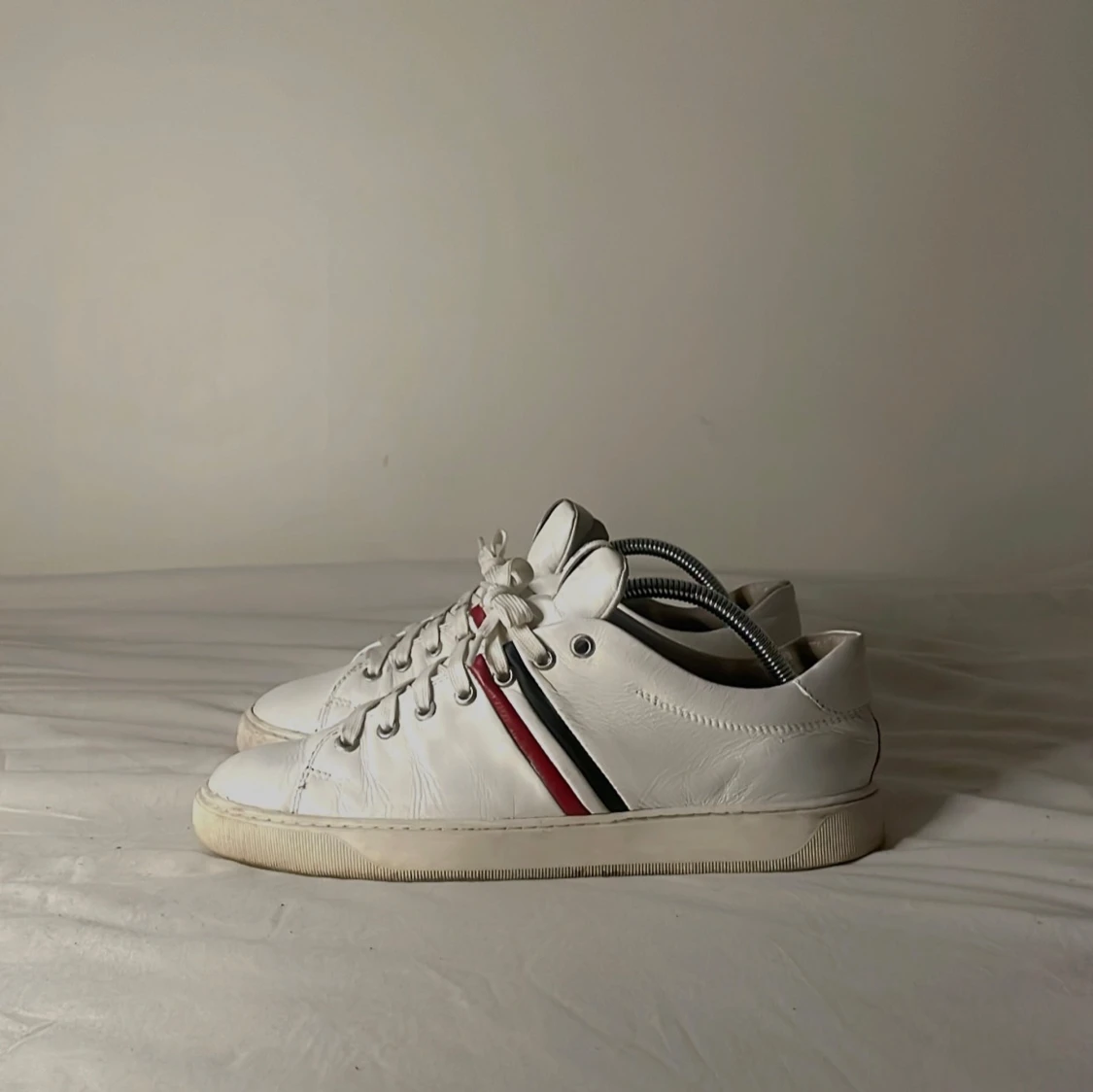 Vita Moncler sneakers med röd/blå rand - 2