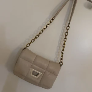 Beige axelväska från Zara - Säljer då den tyvärr inte kommer till användning längre.