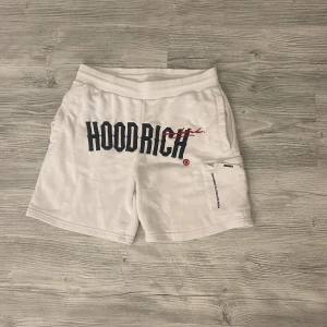 Vita Hoodrich shorts - Fräscha shorts från Hoodrich i storlek S. 👕 Matchar perfekt med en T-shirt jag också säljer – kika in på min profil för att se T-shirten Köp båda för en clean och genomtänkt stil 🔥 Fråga gärna om en bild om ni vill se shortsen och T-shirten tillsammans så löser jag det. Enda defekten är att shortsen är lite noppriga.