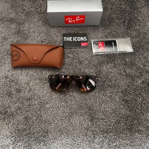 Ray-Ban boyfriend  - Snygga Ray-Ban boyfriends RB4147 med leopardmönstrad båge i brunt och svart. Klassisk fyrkantig form och bruna tonade glas. Kommer med originalfodral, putsduk och box. Perfekta för dig som vill sticka ut med en ikonisk stil.
