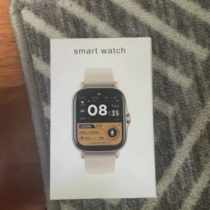 Svart smartklocka med silikonarmband - Snygg svart smartklocka med fyrkantig display och svart silikonarmband. Klockan har digital skärm med flera funktioner som stegräknare och kaloriräknare. Perfekt för dig som gillar teknik och vill hålla koll på din aktivitet. PRIS KAN DISKUTERAS,det kommer en laddare med den.