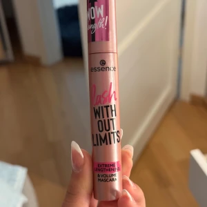 Essence Lash Without Limits Mascara - Essence Lash Without Limits Mascara i metallicrosa tub. Ger extrem längd och volym till fransarna. Perfekt för dig som vill ha långa och fylliga fransar med ett enda svep. Enkel att applicera och passar till alla tillfällen. endast testad EN GÅNG