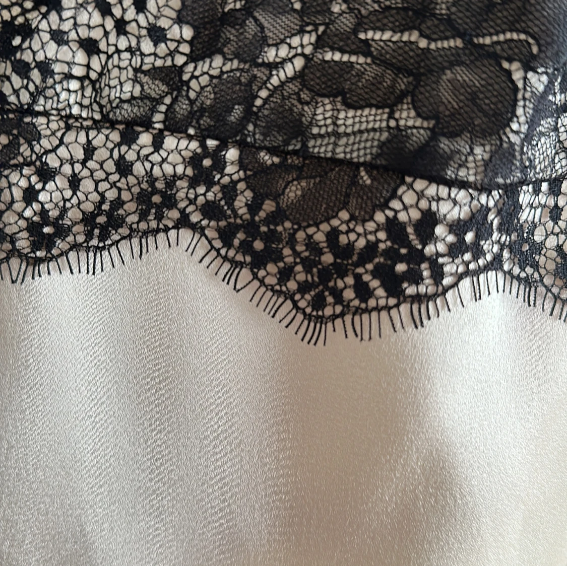 Vit sidenliknande topp med spets från Zara - 2