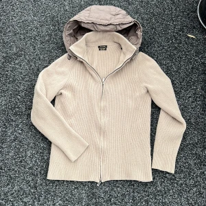 Cardigan från Massimo dutti - Sjuukt fet massimo dutti cardigan! Size s passar även xs! Avtagbar dunluva. Luvan har resor som gör de möjligt att dra ihop luvan om så önskas! Riktigt snygg färg och skönt material! Hör av dig vid frågor eller andra funderingar om cardiganen eller andra varor i vårt sortiment 🤩