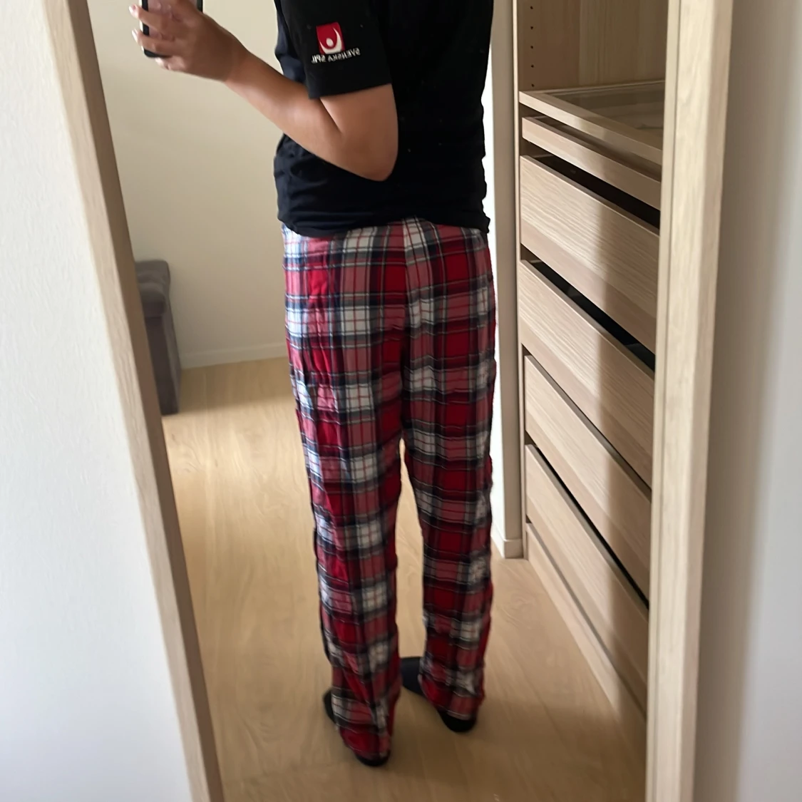 Rödrutiga mjukisbyxor med snörning - 1