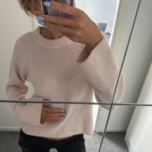 Stickad tröja - Superfin ljusrosa stickad tröja med breda ribbade muddar vid ärmslut och nederkant. Tröjan har en klassisk rund halsringning och är långärmad. Perfekt för dig som gillar en enkel men söt stil. Den är i storlek 146/152 men passar xs och s. Skriv för fler bilder💗