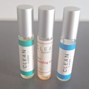 CLEAN parfymprover 3-pack - Tre små parfymprover från CLEAN, två Classic och en Reserve Sparkling Sugar. Flaskorna är i glas med silverfärgade lock och har färgdetaljer i turkos, blått och rosa. Perfekt storlek för att ta med i väskan och testa olika dofter. (Ni ser mängd kvar )