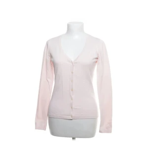 Ljusrosa kofta med knappar - Supersöt ljusrosa kofta med v-ringning och långa ärmar💕