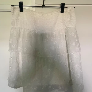 Vit blommig kjol från Vero Moda - Vit kjol från Vero Moda. Använd fåtal gånger och i fint skick. Storlek s. Skriv vid frågor/ funderingar!💕