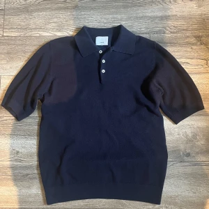 Mörkblå Bläck T-shirt  - Säljer T-shirten eftersom att den inte passar mig, och är därför i väldigt bra skick. Storlek S, men funkar jätte bra för XS också. Pris kan diskuteras.