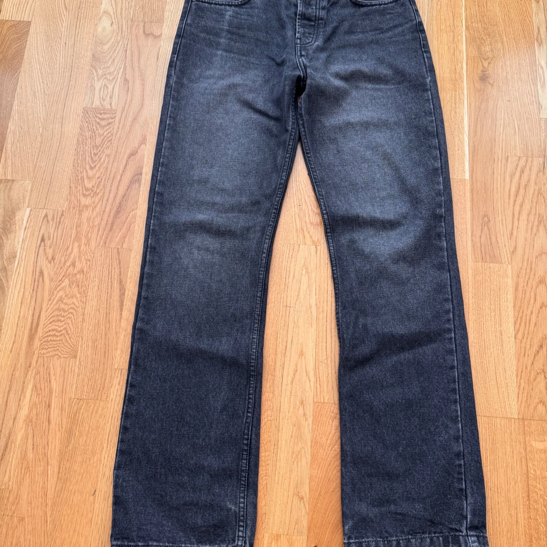 Svarta raka jeans från Monten